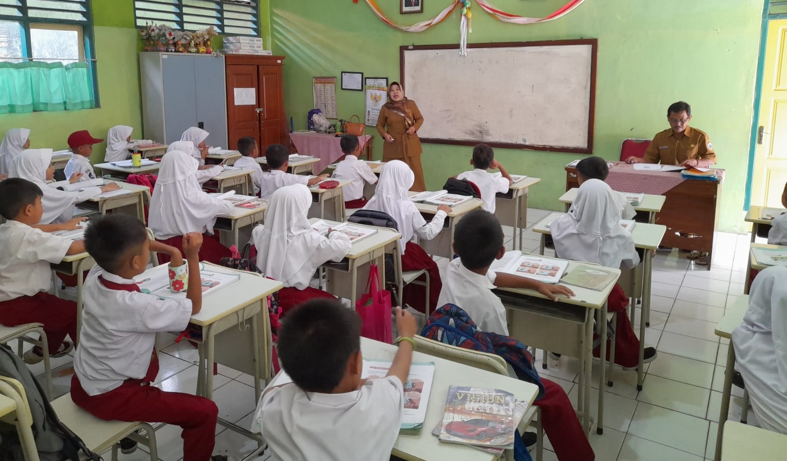 PRASARANA (BANGKU SEKOLAH)